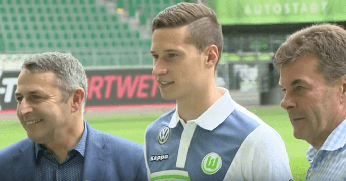 Draxler bei der Vorstellung beim VFL Wolfsburg mit Trainer und Manager. (Screenshot:YouTube/Heinz Hammer)