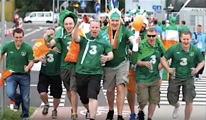 Wie man sie kennt. Gut gelaunte irische Fans auf den Straßen. (Screenshot:YouTube/IRISHEURO2012)