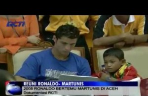 Cristiano Ronaldo hilft dem kleinen Martunis mit Fußball