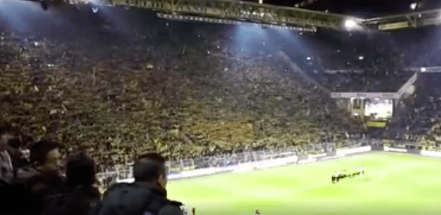 Dortmunder Fans singen "You'll never walk alone" nach dem Spiel (Screenshot: Facebook/Borussia Dortmund)