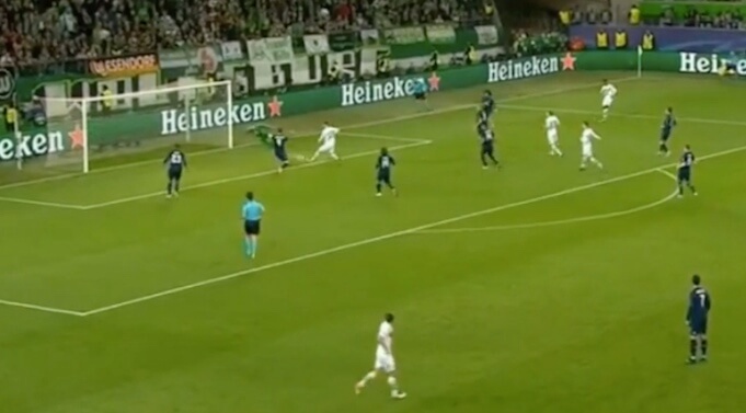 Arnold erhöht in der 25. Minute auf 2:0 für den VFL Wolfsburg. (Screenshot: YouTube/Soccer Eleven)