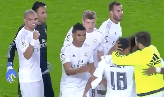 Real Madrids Spieler beim Jubel nach dem Spiel. (Screenshot: YouTube/iSIComps)