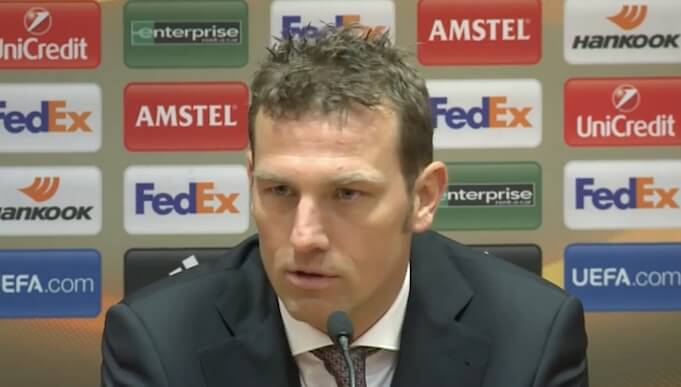 Trainer Weinzierl auf der Pressekonferenz nach dem EL-Aus gegen den FC Liverpool. (Screenshot: YouTube/SPOX)
