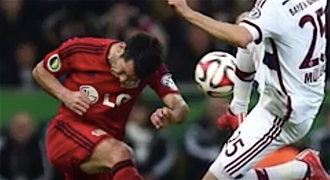 Spahic im Zweikampf während des DFB-Pokal Viertelfinale 2015 gegen Bayern. (Screenshot:YouTube/SPOX)