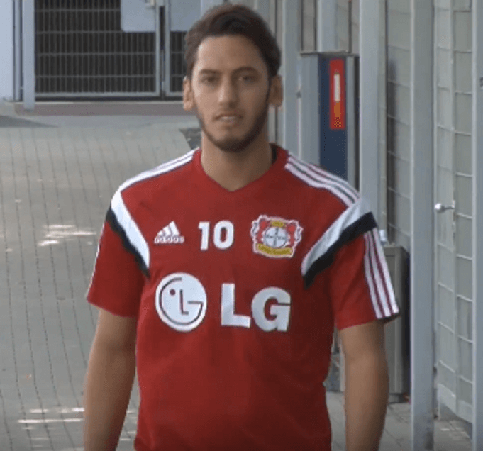 Hakan Calhanoglu vor dem Training bei Bayer Leverkusen: (Screenshot: Youtube/SPOX)