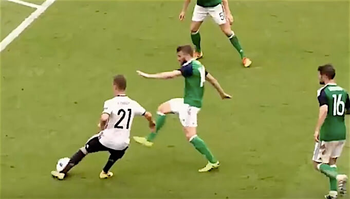 Kimmich bei einer Flanke mit links im Strafraum der Nordiren auf Mario Gomez. (Screenshot:Youtube/WMWWMWMWMMWW)