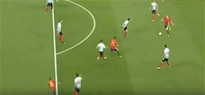 Iniesta spielt einen Pass quer durch die Abwehr der Türken auf den von unten heranreifenden Alba beim 3:0 für Spanien! (Screenshot:YouTube/You Mean EURO2016?) 