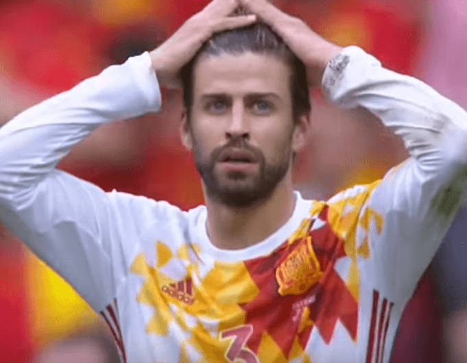 Piqué steht stellvertretend für das spanische Team, dem die Leichtigkeit abhanden gekommen ist: (Screenshot: Youtube/ZDFsport)