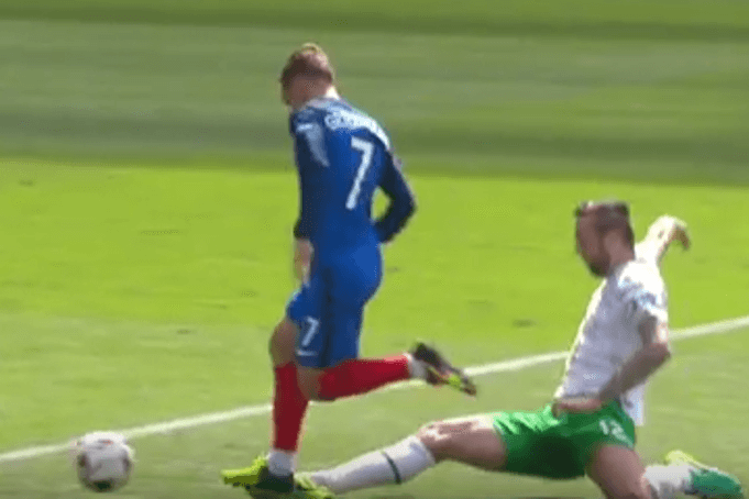 Duffy bringt Griezmann kurz vor dem Strafraum zu Fall: (Screenshot: Youtube/ZDFsport)