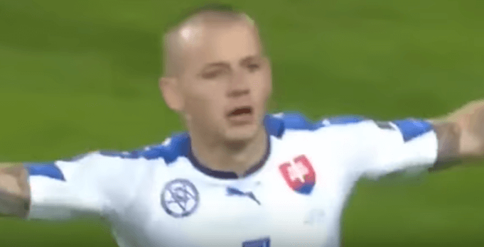 Vladimír Weiss jubelt nach seinem Führungstreffer für die Slowakei: (Screenshot: Youtube/Soccerfans)