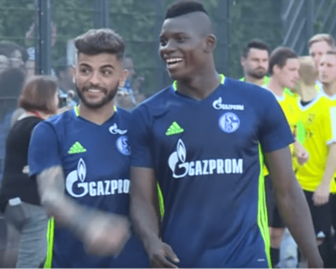 Breel Embolo lacht zusammen mit Junior Caicara, Schalke in der Saisonvorbereitung: (Screenshot: Youtube/BUNDESLIGA bei BILD)