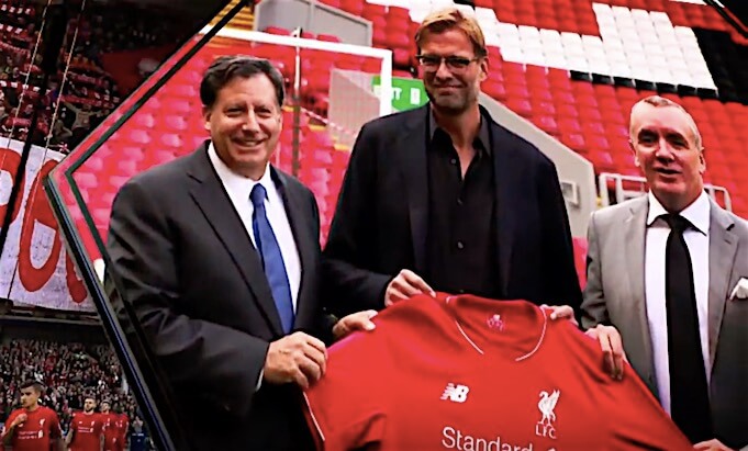 Klopp mit den Vereinsbossen des FC Liverpool 2015. (Screenshot:YouTube/EXCLUSIF)