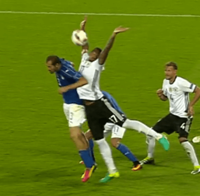 Boateng lässt die Hände vom Chiellini weg, aber nicht vom Ball: (Screenshot: Youtube/ZDFsport)